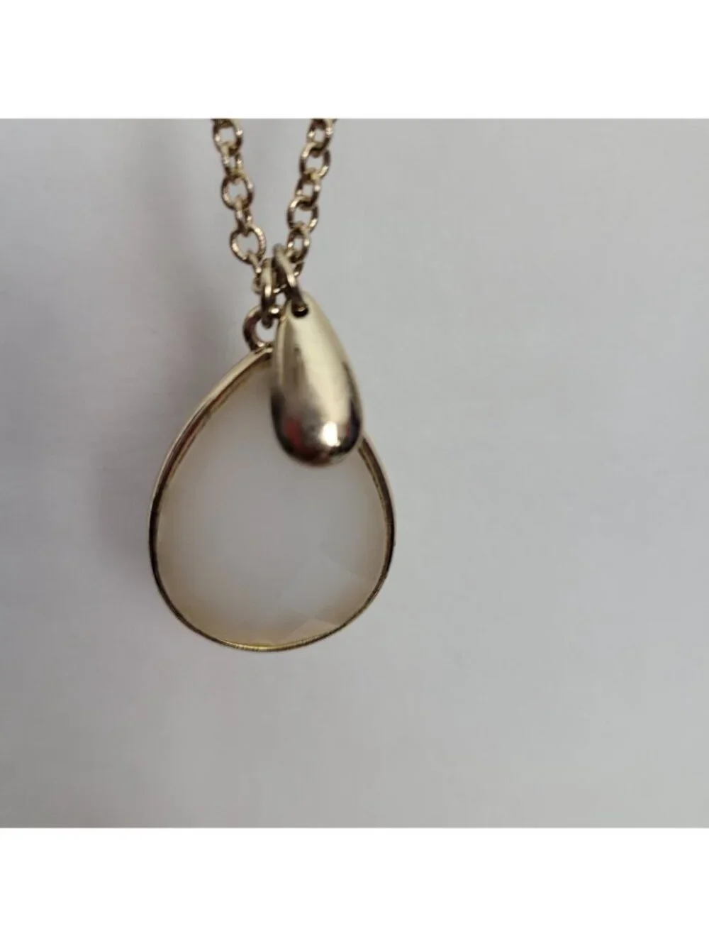 Banana Republic White Teardrop Pendant Necklace Gold Tone 36